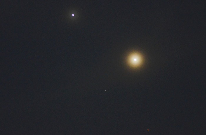 Planet Jupiter (atas) Venus (tengah) dan Mars (bawah) membentuk segitiga saat terjadi konjungsi dilihat dari kota Kudus, Jawa Tengah, Kamis (29/10). Konjungsi planet yang terlihat diatas ufuk timur waktu pagi itu terjadi ketika planet-planet itu bergerak berdekatan sama lain sampai ke titik dimana dari bumi terlihat selaras di langit karena orbit planet sebagian besar berada pada bidang yang sama. ANTARA FOTO/Yusuf Nugroho/pd/15.