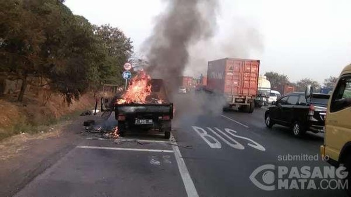 Ada Mobil Pikap Terbakar di Tol Cikampek