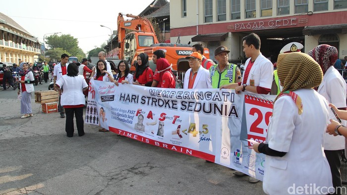 Peringati Hari Stroke, Puluhan Dokter Saraf di Solo Turun ke Jalan
