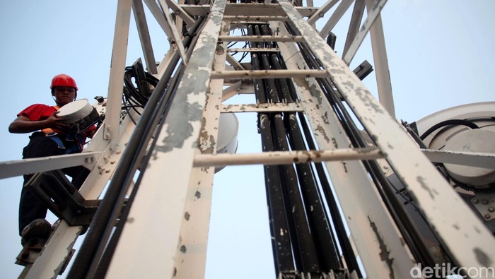 Teknisi melakukan perawatan pemancar Base Transceiver Station (BTS) 4G milik PT Telkomsel di Jakarta, Rabu (28/10/205). Telkomsel terus menambah cakupan dan meningkatkan kualitas jaringan 4G LTE di Indonesia, hingga saat ini Telkomsel mengklaim memiliki lebih dari 1,5 juta pelanggan. Rachman Haryanto/detikcom.