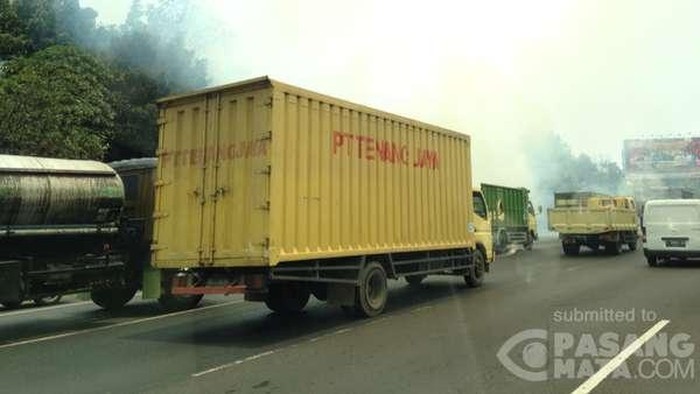 Kebakaran Rumput di Pinggir Tol Cikampek, Asap Masuk ke Jalan