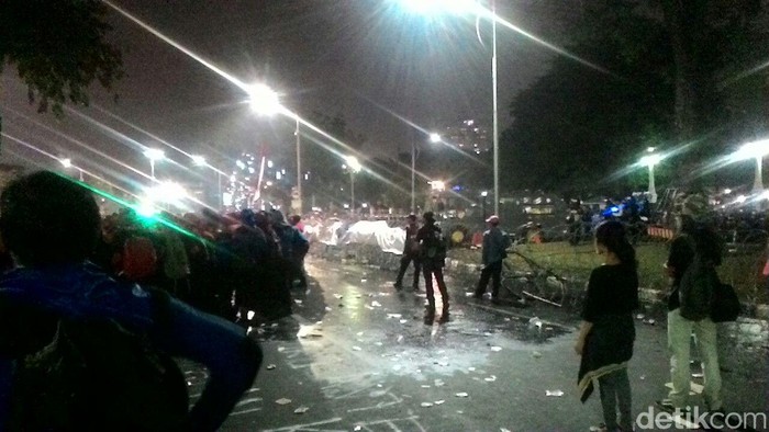 Disemprot Water Cannon, Massa Buruh Makin Membara Berorasi