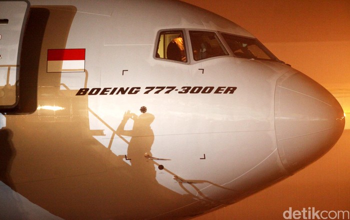 Garuda Indonesia menyambut kedatangan armada baru boeing 777-300ER dengan livery Skyteam. Ini merupakan pesawat terakhir atau yang kesembilan yang dipesan oleh garuda sejak tahun 2013. Total armada Garuda Indonesia hingga kini memiliki empat armada dengan livery Skyteam yaitu boeing B777-300ER, Airbus A330-300, Boeing B737-800 NG dan Boombardier CRJ1000 NextGen. Rachman Haryanto/detikcom.