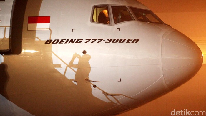 Garuda Indonesia menyambut kedatangan armada baru boeing 777-300ER dengan livery Skyteam. Ini merupakan pesawat terakhir atau yang kesembilan yang dipesan oleh garuda sejak tahun 2013. Total armada Garuda Indonesia hingga kini memiliki empat armada dengan livery Skyteam yaitu boeing B777-300ER, Airbus A330-300, Boeing B737-800 NG dan Boombardier CRJ1000 NextGen. Rachman Haryanto/detikcom.