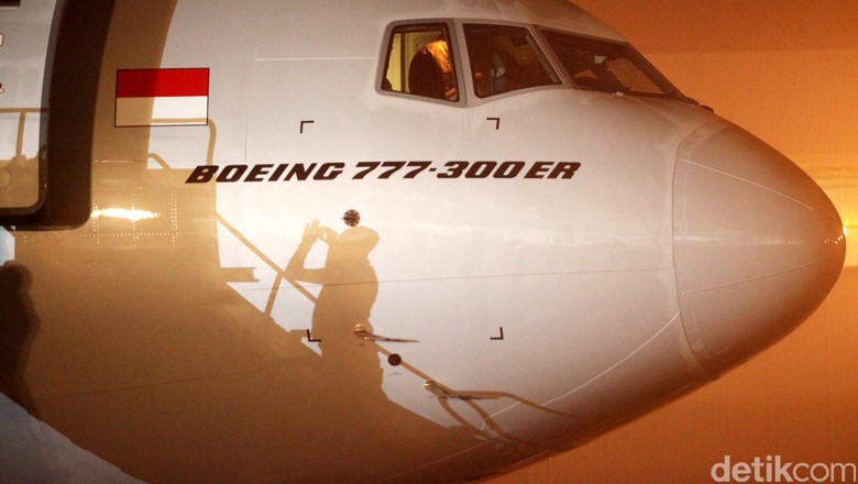 Pesawat Baru Garuda Indonesia Mendarat Garuda Indonesia menyambut kedatangan armada baru boeing 777-300ER dengan livery Skyteam. Ini merupakan pesawat terakhir atau yang kesembilan yang dipesan oleh garuda sejak tahun 2013. Total armada Garuda Indonesia hingga kini memiliki empat armada dengan livery Skyteam yaitu boeing B777-300ER, Airbus A330-300, Boeing B737-800 NG dan Boombardier CRJ1000 NextGen. Rachman Haryanto/detikcom.