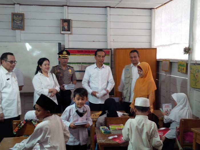 Jokowi Kunjungi Kelas Aman Asap di Jambi, Anak-anak SD ini Senang