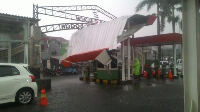 Puting Beliung Terjang 10 Desa di Bogor, 800 Rumah Rusak
