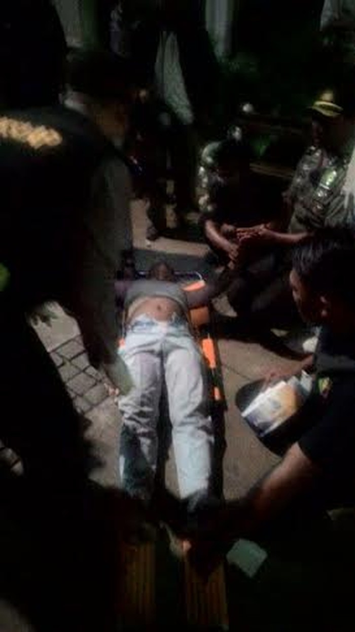 Cedera Otot, Satu Buruh Terkapar di Jalan dan Dievakuasi Tim Medis