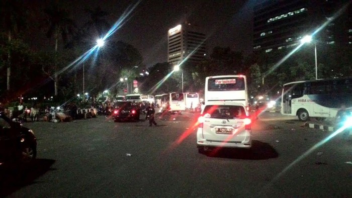 Massa Buruh Bersih dari Kawasan Seputar Istana, Semua Masuk ke Bus