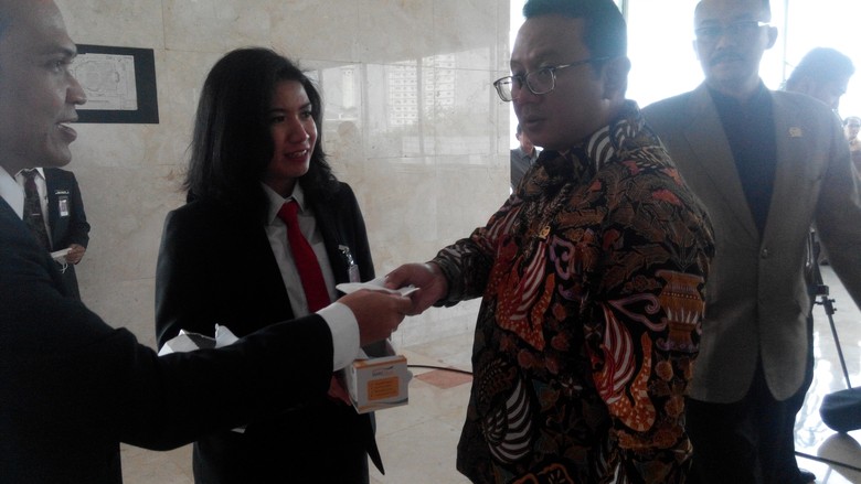 Novanto Perintahkan Staf DPR Bagi-bagi Masker Jelang 