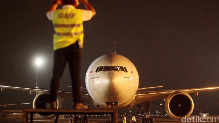 Garuda Indonesia menyambut kedatangan armada baru boeing 777-300ER dengan livery Skyteam. Ini merupakan pesawat terakhir atau yang kesembilan yang dipesan oleh garuda sejak tahun 2013. Total armada Garuda Indonesia hingga kini memiliki empat armada dengan livery Skyteam yaitu boeing B777-300ER, Airbus A330-300, Boeing B737-800 NG dan Boombardier CRJ1000 NextGen. Rachman Haryanto/detikcom.