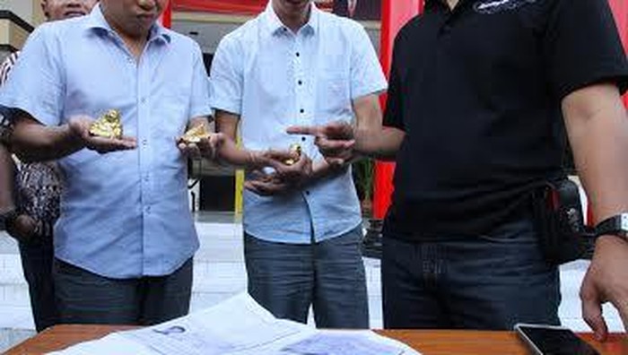 Dua WN China Diamankan, Tipu Korban dengan Emas Palsu