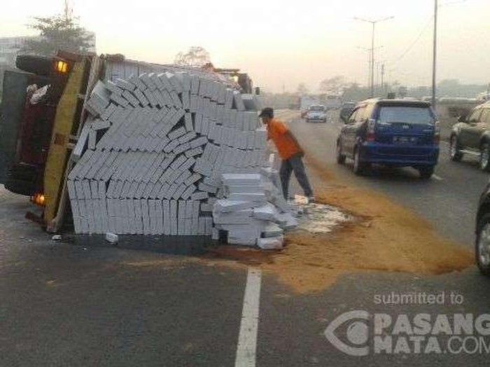 Truk Terguling di Tol Cikampek Arah Jakarta, Macet 1 Km