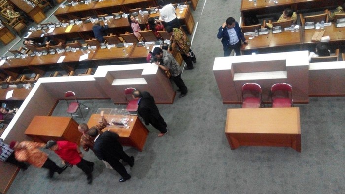 Heboh Ruhut Ajak Anggota DPR Isi Kotak Donasi Asap di Paripurna