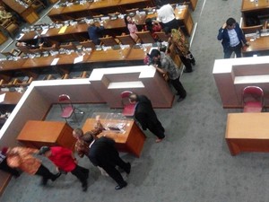 Heboh Ruhut Ajak Anggota DPR Isi Kotak Donasi Asap di Paripurna