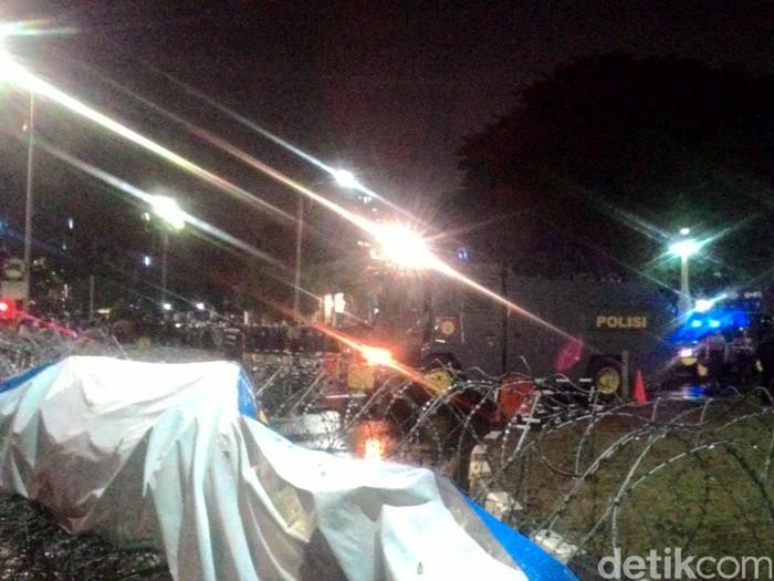 Polisi Tembakkan Gas Air Mata, Massa Buruh Sibuk Cari Temannya