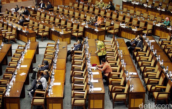 Lobi Berlarut-larut, Skors Paripurna RAPBN 2016 Molor Satu Jam