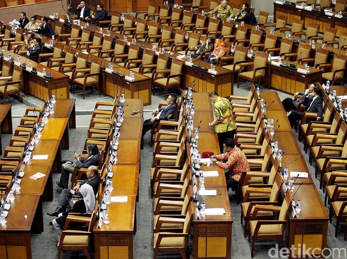 Skorsing Dicabut, Paripurna RAPBN 2016 Berlanjut