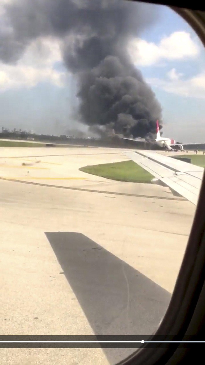Pesawat Terbakar di Bandara Hollywood, 17 Orang Dilarikan ke RS