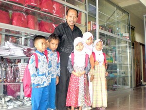 Menginspirasi! Semua Serba Gratis di Toko Bale Asih Bagi Siswa Tak Mampu