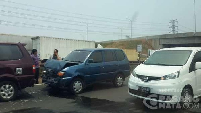 Tabrakan Beruntun Selepas Gerbang Tol Karang Tengah Bikin Macet