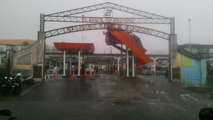 Hujan Disertai Angin, Atap dan Gerbang Parkir Stasiun Bogor Patah