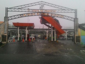 Hujan Disertai Angin, Atap dan Gerbang Parkir Stasiun Bogor Patah