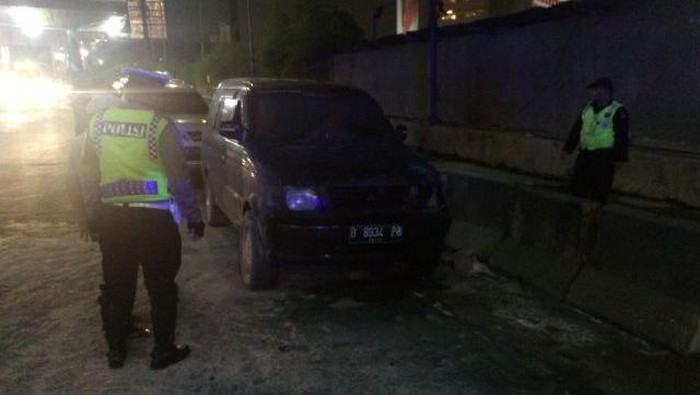 Mobil Terbakar di Gerbang Tol Tomang Berhasil Dipadamkan