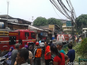Api Sudah Padam, Warga Sibuk Kais Sisa Kebakaran di Dekat Pasar Nangka