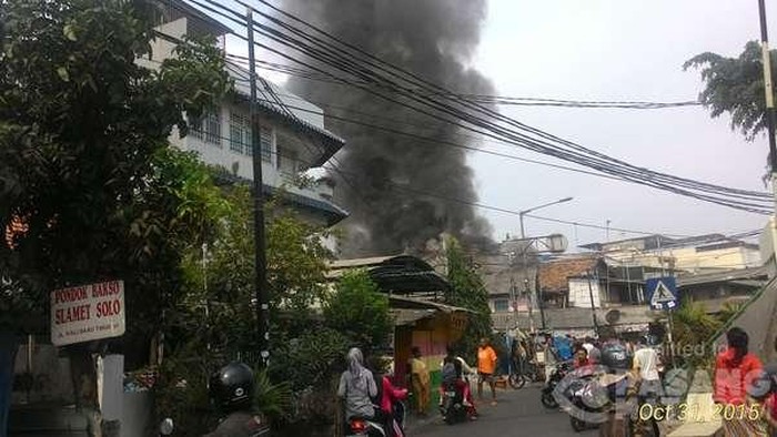 Toko Di Dekat Pasar Nangka Jakpus Terbakar 20 Unit Damkar Meluncur