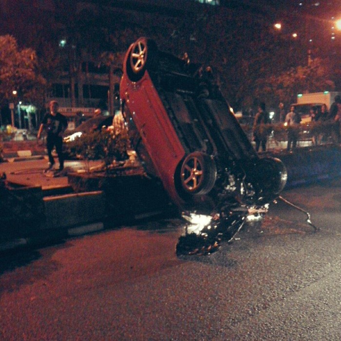 Tabrakan dengan Yaris di Rasuna Said, Mobil ini Terbalik di Pembatas Jalan
