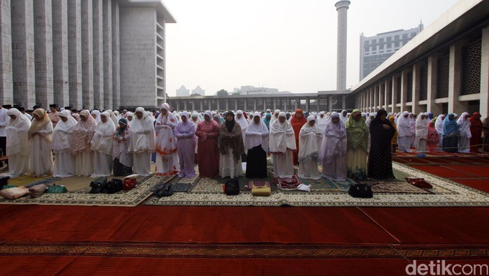 Masjid Istiqlal menggelar Salat Istisqa atau meminta hujan, Minggu (1/1/2015). Salat Istisqa diikuti ribuan jemaah, termasuk Wapres Jusuf Kalla.