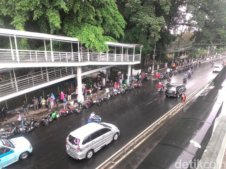 Jalan basah akibat hujan (Foto: detikcom) Jalan basah akibat hujan (Foto: detikcom)