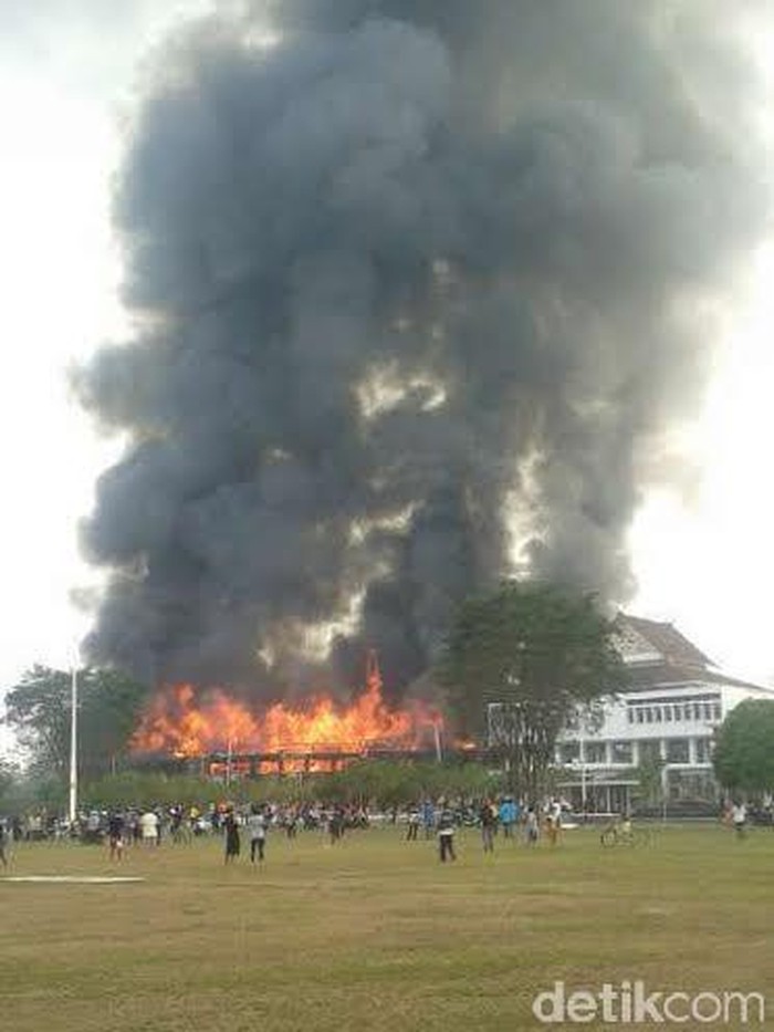 Kantor Gubernur Kalimantan Tengah Terbakar, 7 Mobil Damkar Diterjunkan