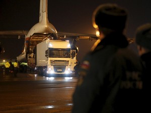 Pesawat Pertama Bawa Jasad Korban Jatuhnya Metrojet Tiba di Rusia