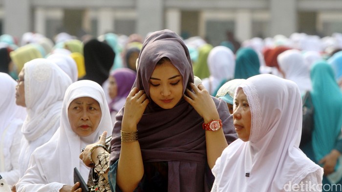 Masjid Istiqlal menggelar Salat Istisqa atau meminta hujan, Minggu (1/1/2015). Salat Istisqa diikuti ribuan jemaah, termasuk Wapres Jusuf Kalla. Salat Istisqa diimami oleh dosen UIN Syarif Hidayatullah Jakarta sekaligus Imam Besar Masjid Istiqlal Hasanudin Sinaga.  Wapres JK hadir dengan didampingi beberapa menteri seperti Menteri Agama Lukman Hakim Saefuddin dan Menpan RB Yuddy Chrisnandi. Rachman Haryanto/detikcom.