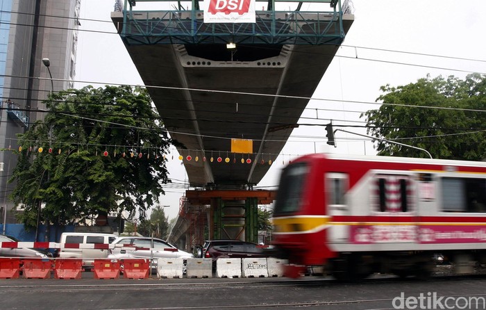 KCJ: Pantograf Terbakar di Stasiun Rawa Buntu Karena Benda Asing