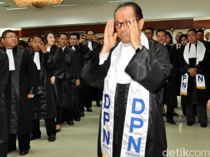 Ketua Umum DPN PERADI, Juniver Girsang memimpin upacara pengangkatan dan pengambilan sumpah janji advokat wilayah hukum Pengadilan Tinggi Jakarta Pusat di Jakarta, Senin (2/11/2015). Sebanyak 270 calon advokat wilayah hukum Pengadilan Tinggi Jakarta Pusat resmi diangkat dan diambil sumpahnya sebagai advokat usai dinyatakan lolos Ujian Profesi Advokat. Rachman Haryanto/detikcom.