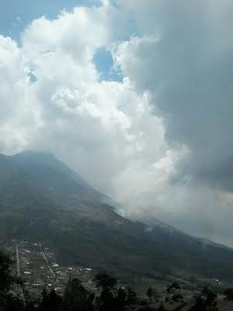 Hutan di Gunung Merapi Terbakar, 200 Pendaki Dievakuasi