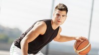 Bermain basket lazim dilakukan saat sore. Selain karena cuaca teduh, sebagian besar orang memiliki waktu luang di sore hari. (Foto: thinkstock)