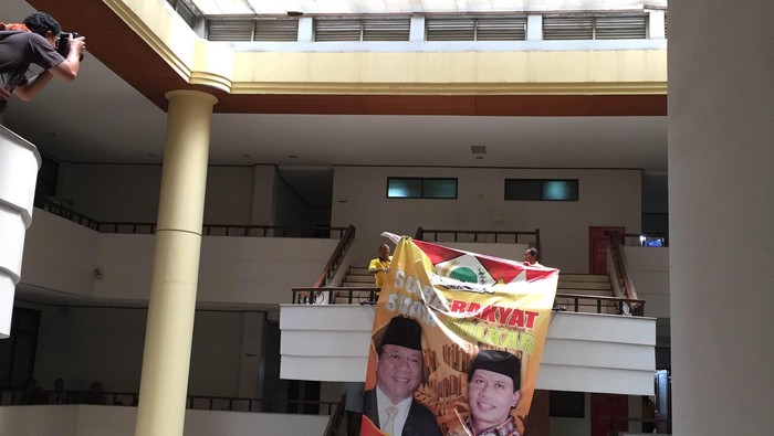 Ical Ngantor, Atribut Agung Laksono di Kantor DPP Golkar Dicopot