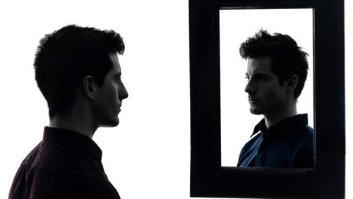 ilustrasi pria bercermin