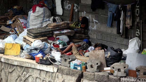 Kehidupan Warga di Kolong Jembatan