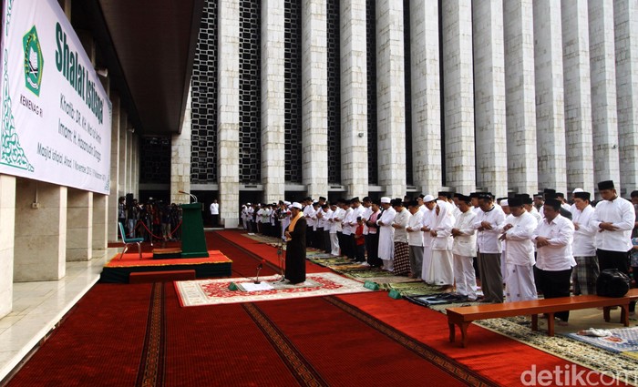 Masjid Istiqlal menggelar Salat Istisqa atau meminta hujan, Minggu (1/1/2015). Salat Istisqa diikuti ribuan jemaah, termasuk Wapres Jusuf Kalla. Salat Istisqa diimami oleh dosen UIN Syarif Hidayatullah Jakarta sekaligus Imam Besar Masjid Istiqlal Hasanudin Sinaga.  Wapres JK hadir dengan didampingi beberapa menteri seperti Menteri Agama Lukman Hakim Saefuddin dan Menpan RB Yuddy Chrisnandi. Rachman Haryanto/detikcom.