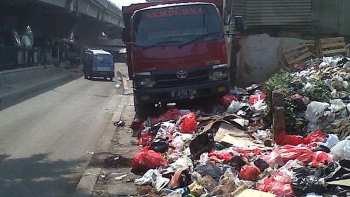 Trotoar di Jalan di Depok Ini Terkena Imbas Perluasan Tempat Sampah