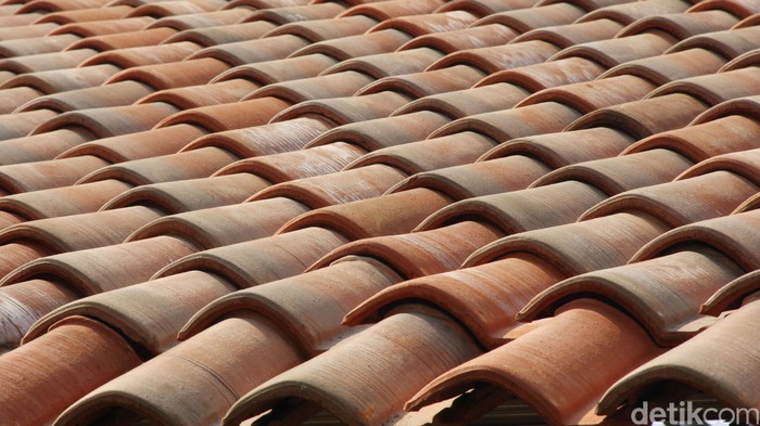 Batu bata terbuat dari tanah liat yang dibakar sampai berwarna kemerah merahan. Seiring perkembangan teknologi, penggunaan batu bata semakin menurun. Munculnya material-material baru seperti gipsum, bambu yang telah diolah, cenderung lebih dipilih karena memiliki harga lebih murah dan secara arsitektur lebih indah.