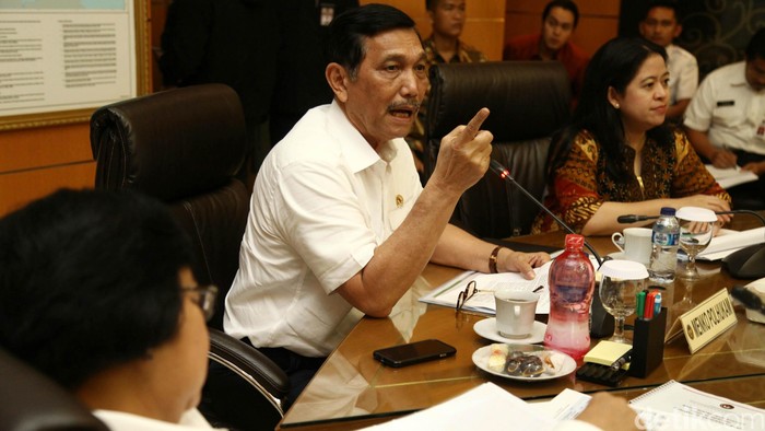 Menko Polhukam Luhut Pandjaitan bersama Menko PMK Puan Maharahani mengadakan rapat tertutup di Kantor Kemenko Polhukam di Jalan Medan Merdeka Barat, Jakarta Pusat. Rapat tertutup itu membahas penanganan asap. Selain Luhut dan Puan hadir pula dalam rapat tersebut terlihat hadir Menteri LHK Siti Nurbaya, Mendikbud Anies Baswedan dan Menkes Nila F Moloek. Agung Pambudhy/detikcom.