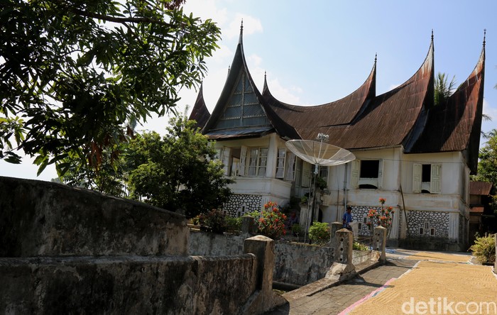 Rumah Gadang atau Rumah Godang adalah nama untuk rumah adat Minangkabau yang merupakan rumah tradisional dan banyak di jumpai di provinsi Sumatera Barat, Indonesia. Rumah ini juga disebut dengan nama lain oleh masyarakat setempat dengan nama Rumah Bagonjong atau ada juga yang menyebut dengan nama Rumah Baanjuang. detikfoto/dikhy sasra