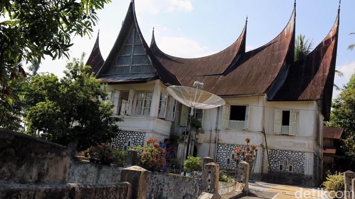Rumah Gadang atau Rumah Godang adalah nama untuk rumah adat Minangkabau yang merupakan rumah tradisional dan banyak di jumpai di provinsi Sumatera Barat, Indonesia. Rumah ini juga disebut dengan nama lain oleh masyarakat setempat dengan nama Rumah Bagonjong atau ada juga yang menyebut dengan nama Rumah Baanjuang. detikfoto/dikhy sasra