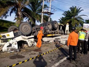 Truk Hancur setelah Tabrak Pagar Sekolah Kepolisian di Aceh, Sopir Tewas